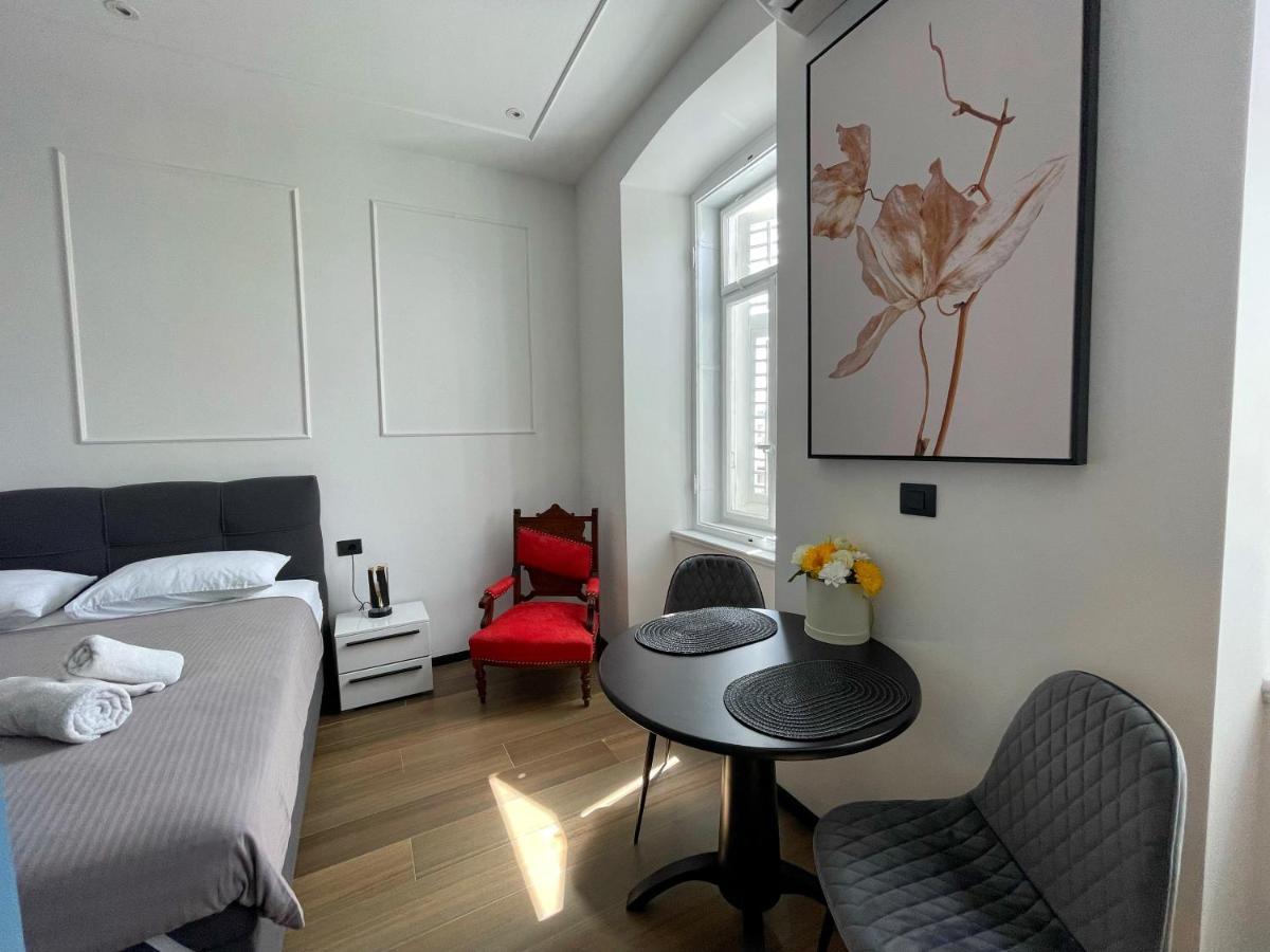 Navis City Apartments Pula Luaran gambar